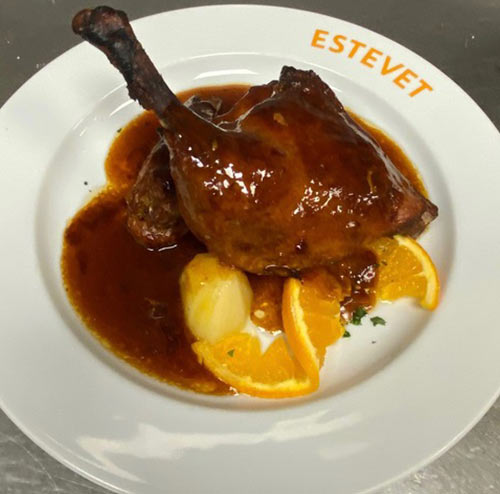 Ànec a la Taronja Ca L'Estevet una imatge d'un plat d'ànec del Lluçanès a la taronja del Restaurant Ca L'Estevet de Barcelona