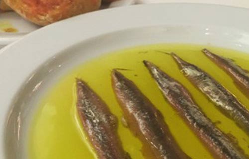 Anchois de la Costa Brava avec pain à la tomate au Restaurant Ca L&amp;#39;Estevet, produit local catalan à Barcelone