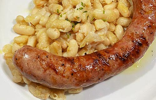 Botifarra aux haricots blancs sautés au Restaurant Ca L'Estevet, plat emblématique de la cuisine catalane à Barcelone