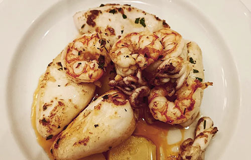 Sauté de petits calmars et crevettes au Restaurant Ca L'Estevet, cuisine catalane de marché à Barcelone