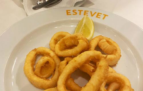 Calmars à la romaine au Restaurant Ca L&amp;#39;Estevet, cuisine catalane traditionnelle de mer à Barcelone