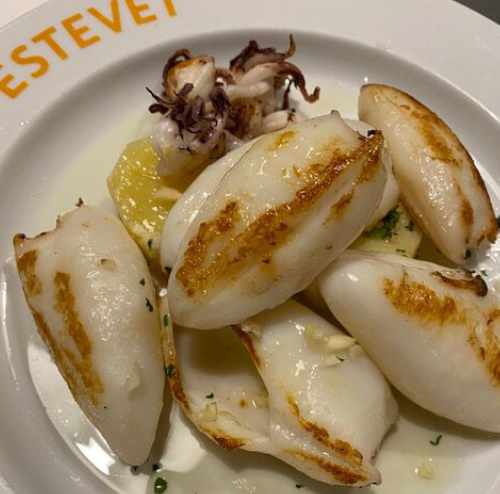 calamarcets a la planxa Ca L'Estevet Imatge d'un plat de calamarcets de costa a la planxa amb all i julivert del restaurant Ca L'Estevet de Barcelona