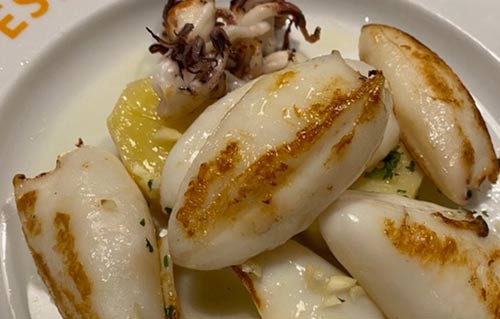 Petits calmars grillés à la persillade au Restaurant Ca L'Estevet, cuisine catalane de mer à Barcelone
