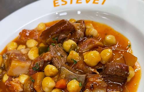 Cap i pota aux pois chiches au Restaurant Ca L'Estevet, ragoût catalan traditionnel à Barcelone