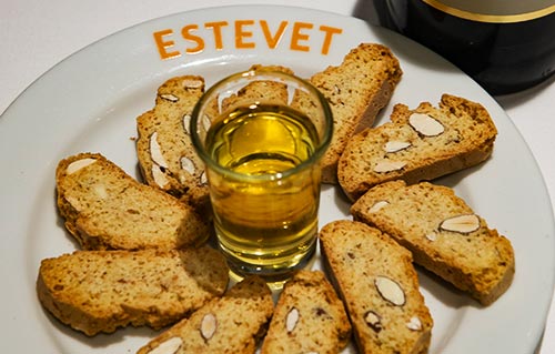 Carquinyolis artisanaux au vin doux au Restaurant Ca L'Estevet, douceur catalane traditionnelle à Barcelone