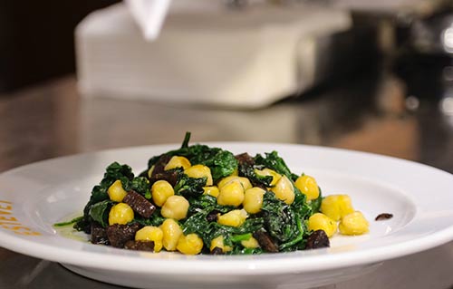 Épinards sautés aux pois chiches et boudin noir au Restaurant Ca L'Estevet, cuisine catalane de marché à Barcelone