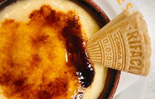 Crème catalane brûlée au Restaurant Ca L'Estevet, dessert traditionnel catalan à Barcelone
