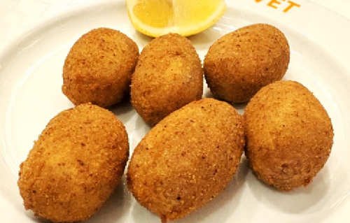 Croquettes de viande de pot-au-feu faites maison au Restaurant Ca L'Estevet, cuisine catalane traditionnelle à Barcelone