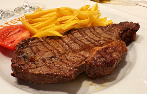 Entrecôte de boeuf grillée au Restaurant Ca L'Estevet, cuisine catalane de viandes à Barcelone