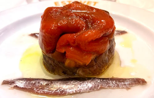 Escalivada aux anchois au Restaurant Ca L'Estevet, légumes rôtis de cuisine catalane traditionnelle à Barcelone