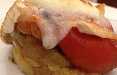 Gratinierte Escalivada mit Ziegenkäse (geröstetes Gemüse) Imatge d'un plat d'escalivada amb formatge del Restaurant Ca L'Estevet de Barcelona