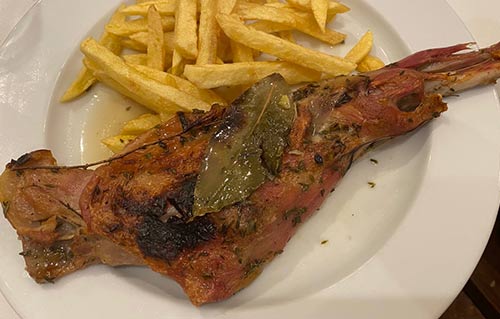 Épaule de chevreau au four au Restaurant Ca L'Estevet, viande de cuisine catalane traditionnelle à Barcelone