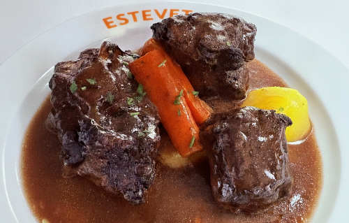 Ragoût de queue de boeuf au Restaurant Ca L&amp;#39;Estevet, mijoté catalan traditionnel à Barcelone