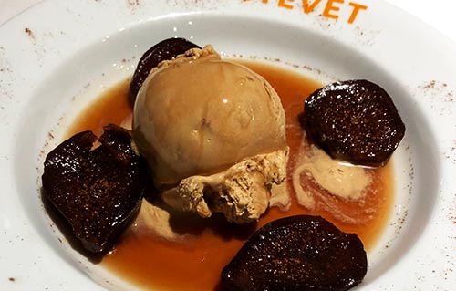 Figues confites avec glace au nougat au Restaurant Ca L'Estevet, dessert catalan de saison à Barcelone