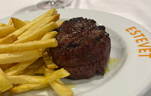 Filet de veau grillé au Restaurant Ca L'Estevet, cuisine catalane traditionnelle à Barcelone