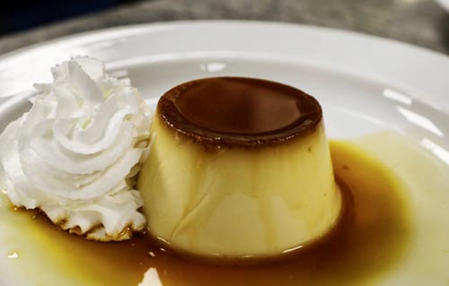 Crème caramel maison au Restaurant Ca L'Estevet, dessert de cuisine catalane traditionnelle à Barcelone