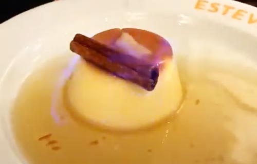 Crème caramel au rhum au Restaurant Ca L'Estevet, dessert maison de cuisine catalane à Barcelone