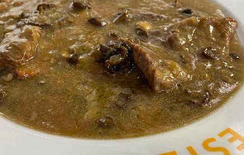 Fricandeau de veau aux mousserons au Restaurant Ca L'Estevet, cuisine catalane traditionnelle à Barcelone