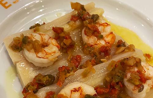 Lauch-Garnelen-Salat Imatge d'un plat d'amanida de porros i gambes del restaurant Ca L'Estevet de Barcelona