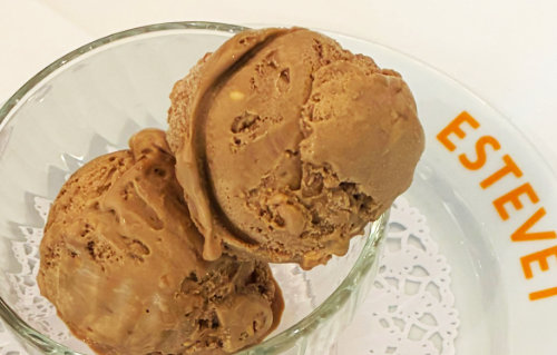 Glace au nougat artisanale au Restaurant Ca L'Estevet, dessert catalan traditionnel à Barcelone