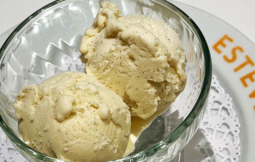 Glace à la vanille au Restaurant Ca L'Estevet, dessert maison de cuisine catalane à Barcelone
