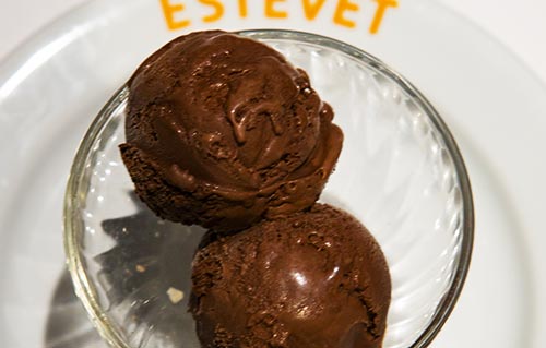 Glace au chocolat au Restaurant Ca L'Estevet, dessert maison de cuisine catalane à Barcelone