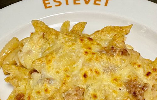 Un plat de macarrons gratinats del restaurant Ca L'Estevet