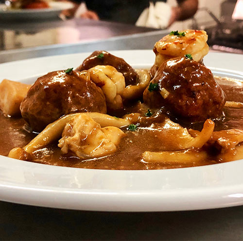 Mandonguilles amb sipia i gambes Estevet Imatge d'un plat de mandonguilles amb sípia i gambes del Restaurant Ca L'estevet de Barcelona