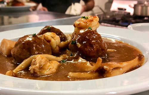 Boulettes de viande mijotées aux seiches et crevettes au Restaurant Ca L'Estevet, cuisine catalane traditionnelle à Barcelone
