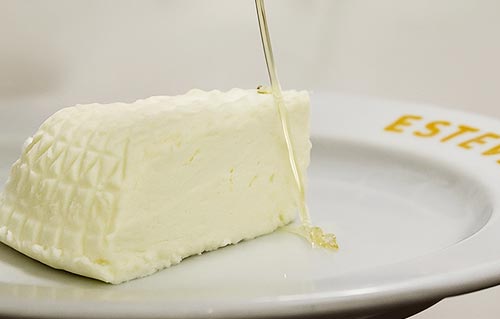 Miel et fromage blanc au Restaurant Ca L'Estevet, dessert traditionnel catalan à Barcelone