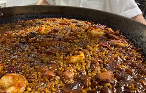 Paella Parellada sans arêtes ni coquilles au Restaurant Ca L'Estevet, riz catalan traditionnel à Barcelone