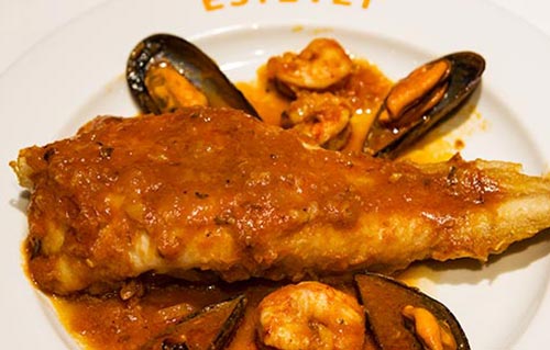 Lotte de mer à la marinière ou à l'ail et piment au Restaurant Ca L'Estevet, poisson frais de cuisine catalane à Barcelone