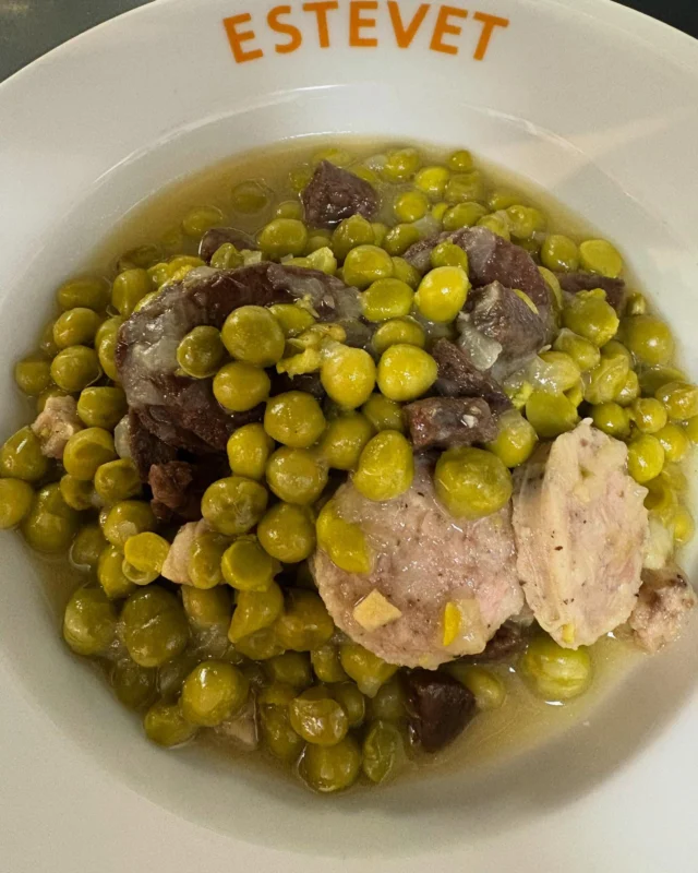 Pèsols ofegats amb botifarra negra i del perol
#pèsols #estevetbarcelona#cuinacatalana#cuinademercat#cuinatradicional #cuinacasolana#SomGastronomia#CRMG25#cuinadeproximitat#cuinadecasa#delivery#takeaway#elraval#barcelona#localfood#cocinacatalana#cocinatradicional#cuinalocal#cocinalocal
