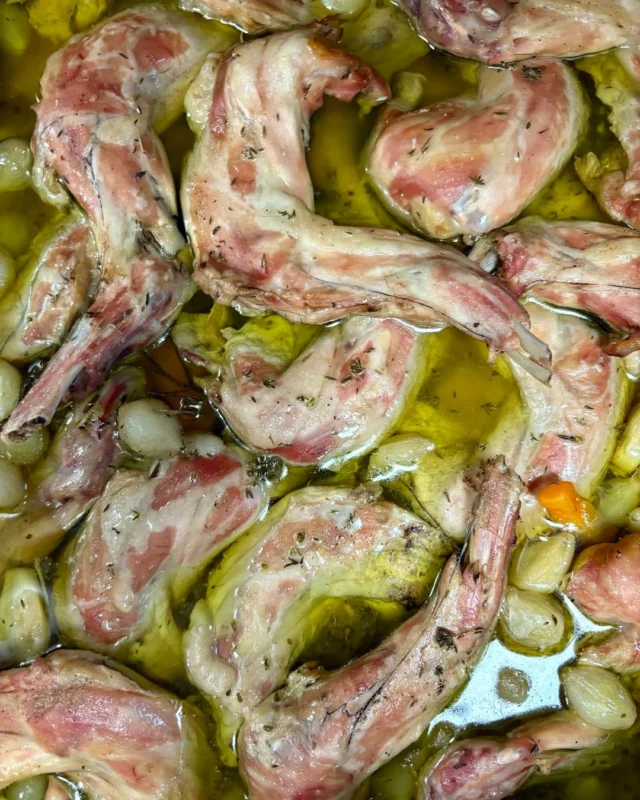 Espatlles de conill escabetxades #estevetbarcelona #cuinacatalana #cuinademercat #cuinatradicional #escudella #cuinacasolana #SomGastronomia #CRMG25 #cuinadeproximitat #cuinadecasa #delivery #takeaway #elraval #barcelona #localfood #cocinacatalana #cocinatradicional #cuinalocal #cocinalocal