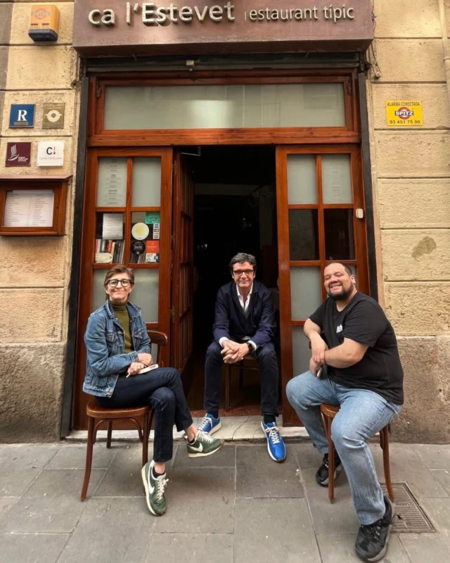 A les fosques. #estevetbarcelona #cuinacatalana #cuinademercat #cuinatradicional #escudella #cuinacasolana #SomGastronomia #CRMG25 #cuinadeproximitat #cuinadecasa #delivery #takeaway #elraval #barcelona #localfood #cocinacatalana #cocinatradicional #cuinalocal #cocinalocal