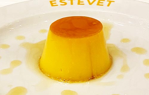 Petit crème caramel aux jaunes d'œufs au Restaurant Ca L'Estevet, dessert artisanal catalan à Barcelone