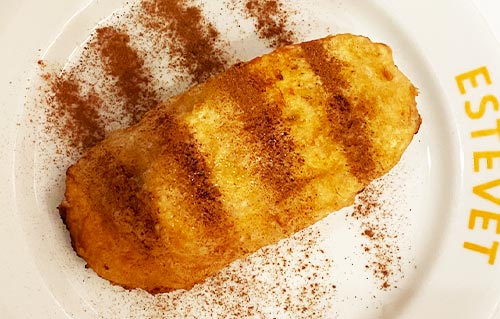 Pain perdu flambé au Restaurant Ca L'Estevet, dessert catalan traditionnel à Barcelone