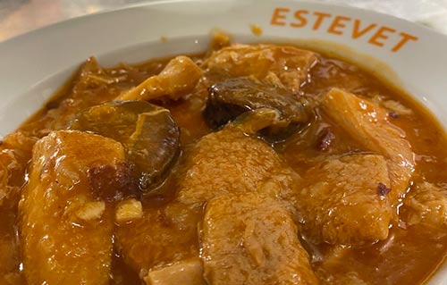 Innereien nach Art des Hauses Imatge d'un plat de tripa de la casa del restaurant Ca L'Estevet de Barcelona