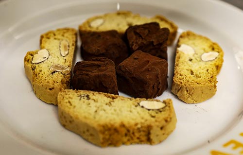 Truffes au chocolat noir artisanales au Restaurant Ca L'Estevet, dessert catalan à Barcelone