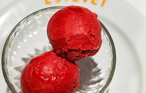 Sorbet à la framboise au Restaurant Ca L'Estevet, dessert rafraîchissant de cuisine catalane à Barcelone